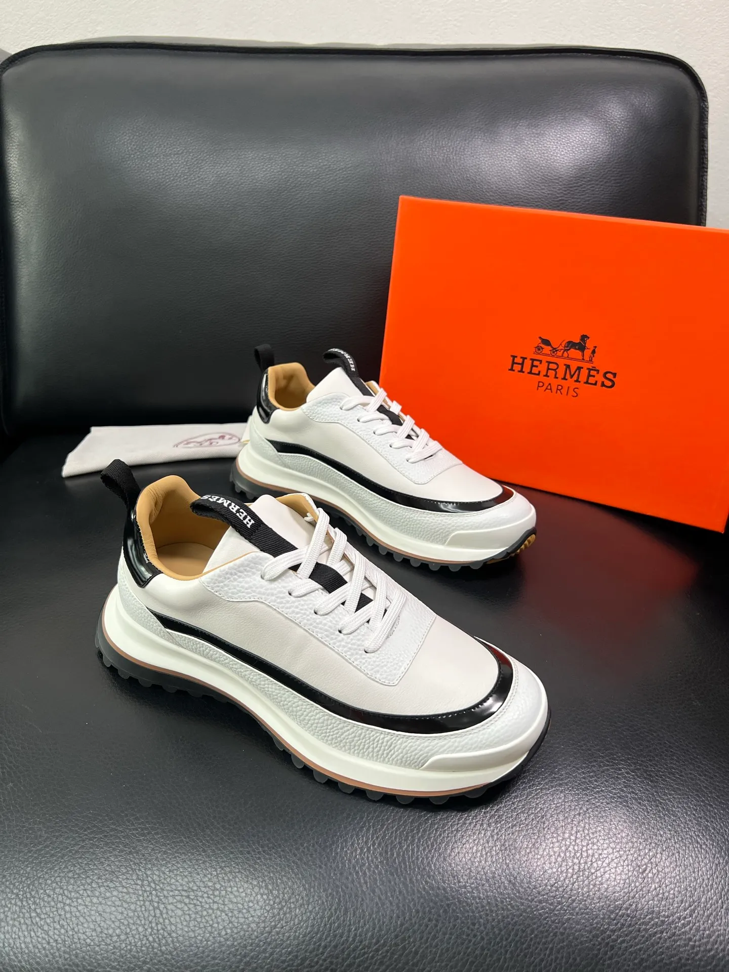 Men's shoes 💰800 Hermes top purchasing Hermes counters are on sale simultaneously with original factory configuration, original cowhide fabrics imported from Italy, high-quality splicing technology, fully imported water-dyed cowhide linings, soles: original soles specially provided by the factory are super comfortable, the original factory follows the order and high quality, you can enter and exit the counter at will, welcome to compare at the counter, code number 39-44 (customized 38 45) 85863